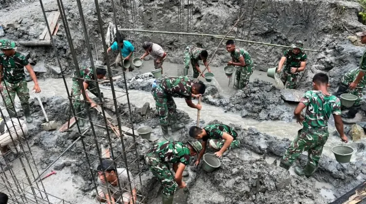 Danrem 023/KS Tinjau Pembangunan Jembatan Gantung di Sungai Idanoho