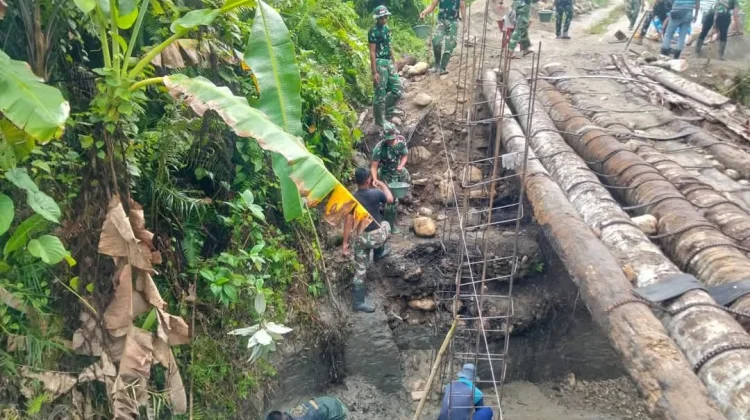 Danrem 023/KS Tinjau Pembangunan Jembatan Gantung di Sungai Idanoho