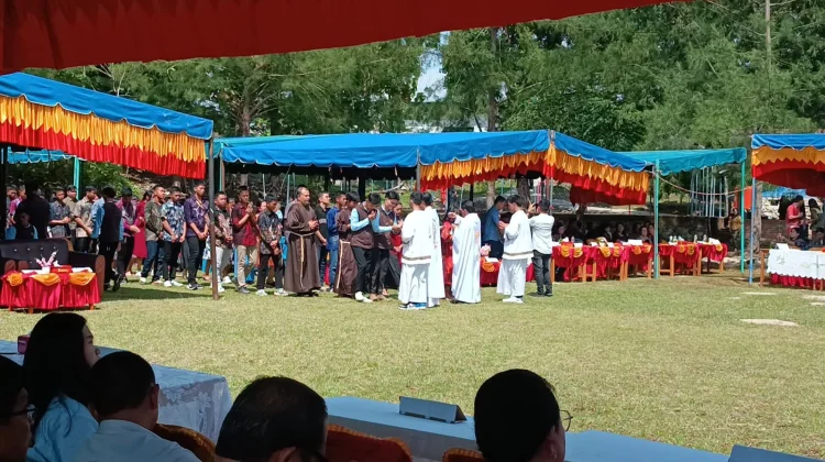 Komuni Bagi Siswa SMA Swasta Katolik Bintang Laut Telukdalam