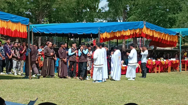 Komuni Bagi Siswa SMA Swasta Katolik Bintang Laut Telukdalam