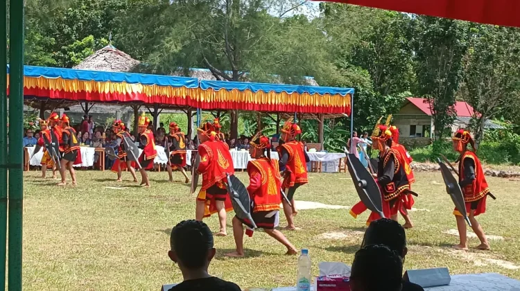 Tari Perang Hiasi Pesta Perak SMAS Katolik Bintang Laut Telukdalam