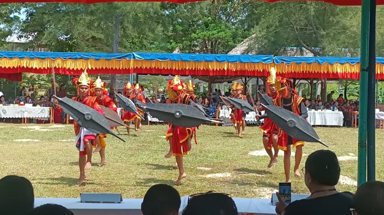 Tari Perang Hiasi Pesta Perak SMAS Katolik Bintang Laut Telukdalam