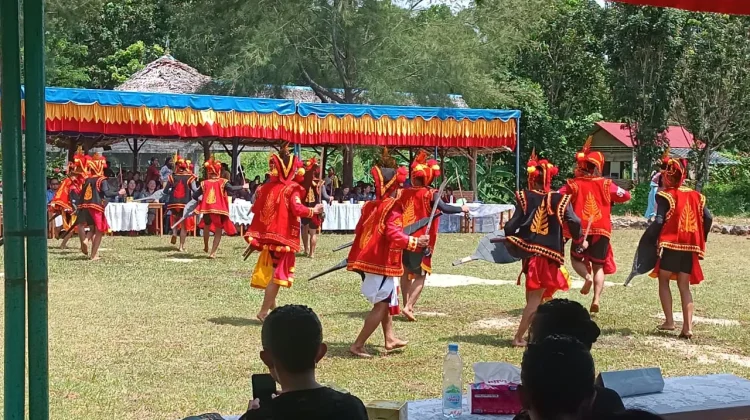 Tari Perang Hiasi Pesta Perak SMAS Katolik Bintang Laut Telukdalam