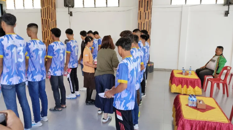 Momen Pelepasan Tim Voli Pelajar Putra Nias Selatan Bertanding di Raja Inal Cup III