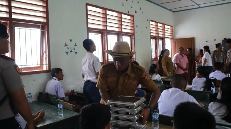 Polres Nias Selatan Distribusikan Makan Bergizi di Gomo