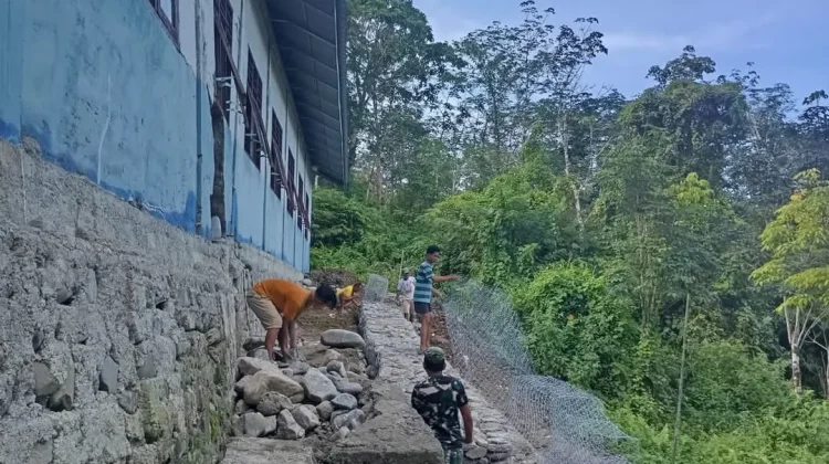 Perbaikan Sekolah Melalui Karya Bakti TNI