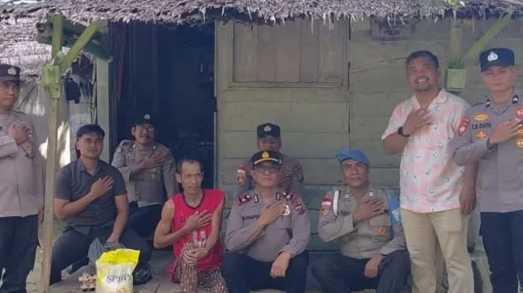 Personel Polsek Pulau-Pulau Batu Gelar Bakti Sosial Spontan