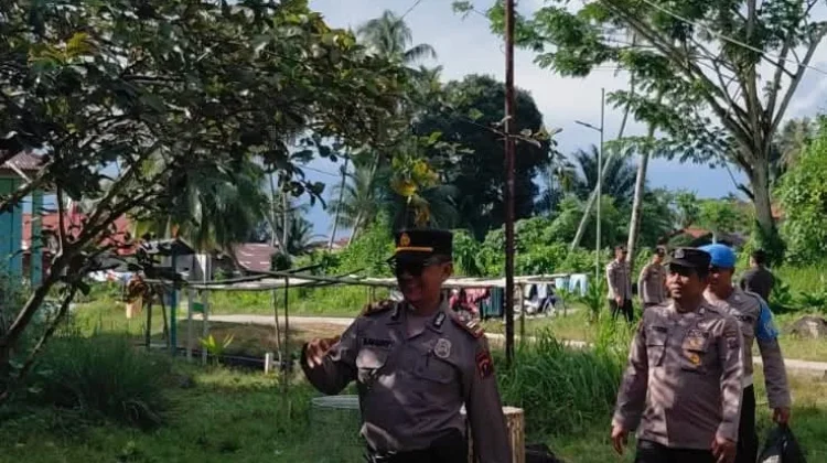 Personel Polsek Pulau-Pulau Batu Gelar Bakti Sosial Spontan
