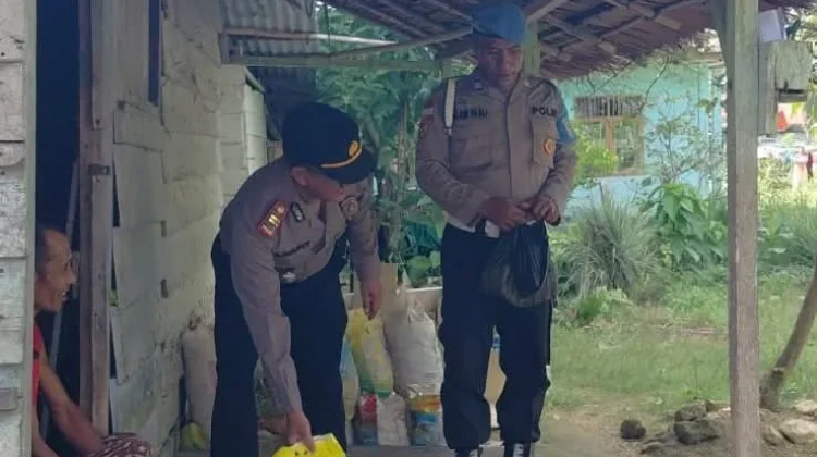 Personel Polsek Pulau-Pulau Batu Gelar Bakti Sosial Spontan