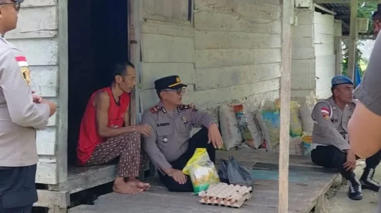 Personel Polsek Pulau-Pulau Batu Gelar Bakti Sosial Spontan