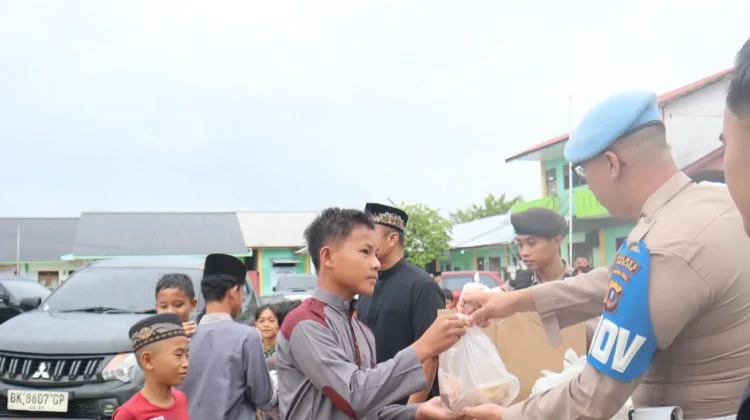 Jum’at Berkah Polres Nias Selatan Bagikan Makanan