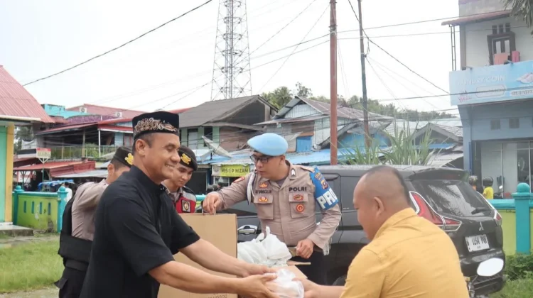 Jum’at Berkah Polres Nias Selatan Bagikan Makanan