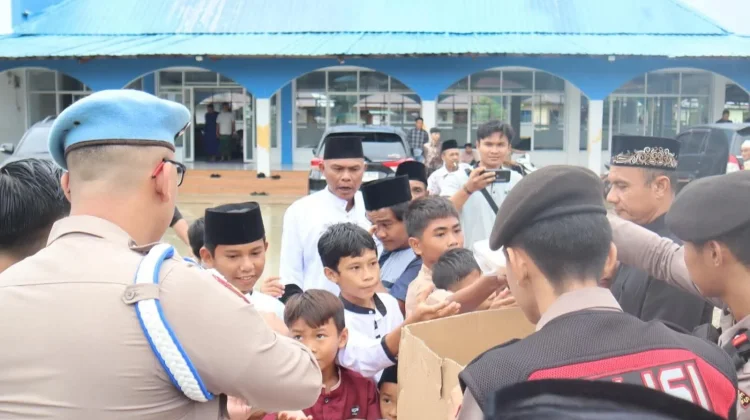 Jum’at Berkah Polres Nias Selatan Bagikan Makanan
