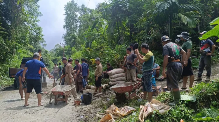 Wujudkan Kebersamaan, Masyarakat Onolalu Gelar Gotong Royong