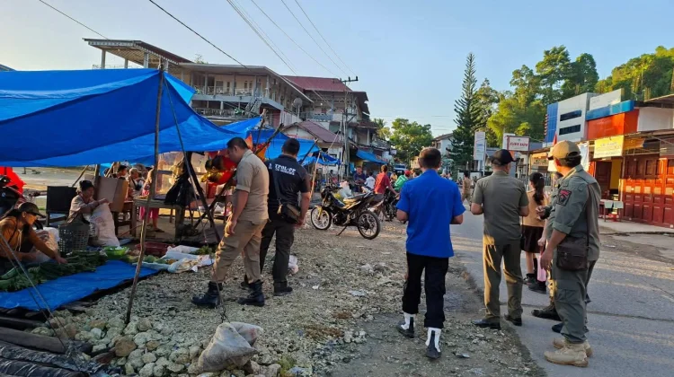 Satpol PP Nias Selatan Tertibkan Dua Pasar Tradisional