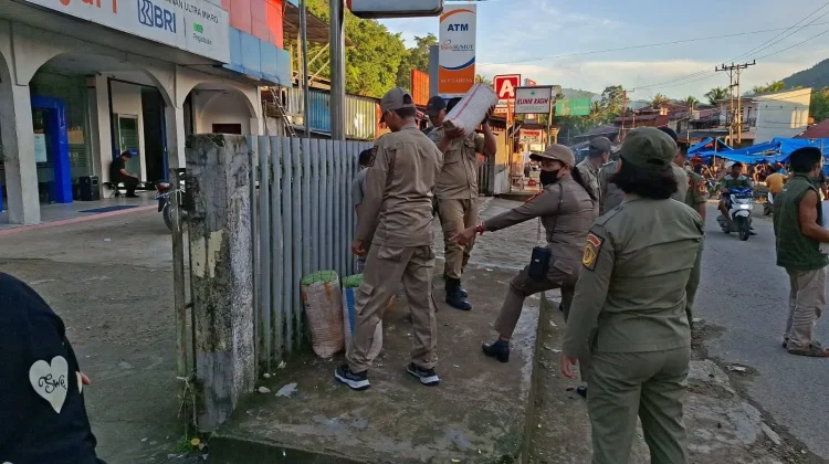 Satpol PP Nias Selatan Tertibkan Dua Pasar Tradisional