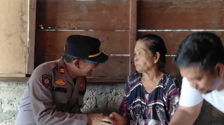 Minggu Kasih, Kapolsek Pulau Batu Bantu Lansia Sebatang Kara