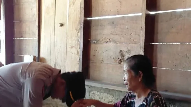 Minggu Kasih, Kapolsek Pulau Batu Bantu Lansia Sebatang Kara