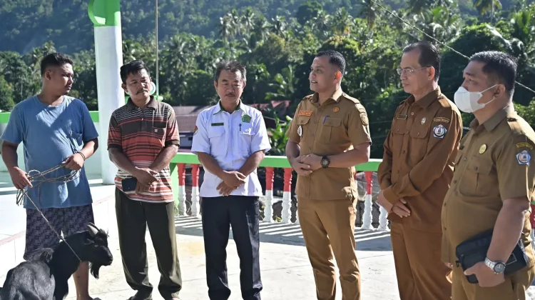 Pemkab Nias Selatan Serahkan Hewan Qurban di Lahusa