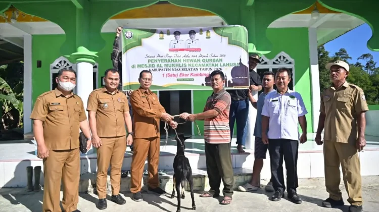 Pemkab Nias Selatan Serahkan Hewan Qurban di Lahusa