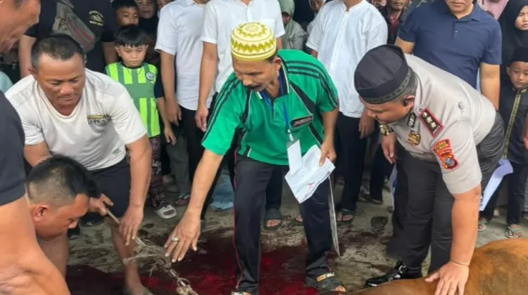 Kapolres Nias Selatan Serahkan Kurban ke Sejumlah Masjid