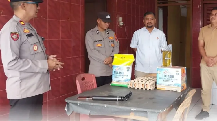 Patuhi Tradisi Jum'at Berkah, Polsek Pulau Batu Bagikan Bansos