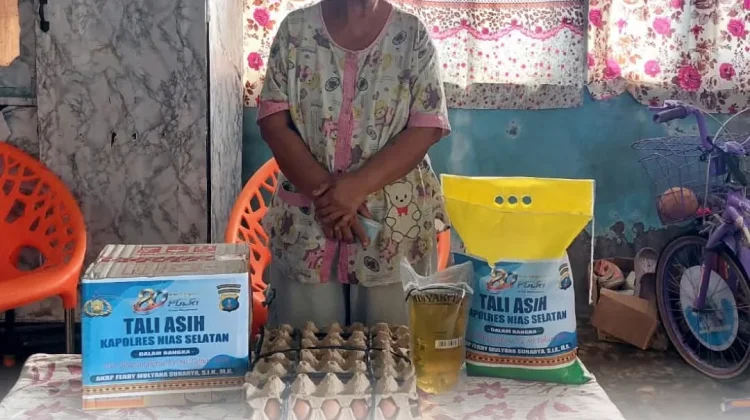 Patuhi Tradisi Jum'at Berkah, Polsek Pulau Batu Bagikan Bansos