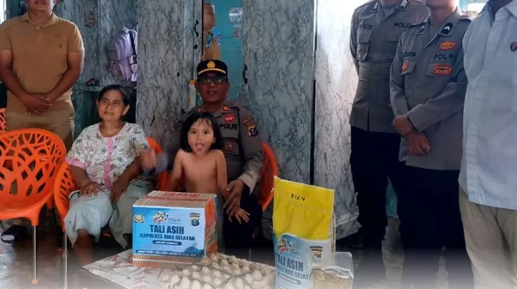 Patuhi Tradisi Jum'at Berkah, Polsek Pulau Batu Bagikan Bansos