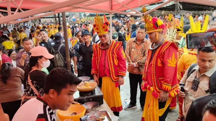 Momen Bupati dan Wabup Nisel Kunjungi Stan UMKM di Maniamolo Fest 2026