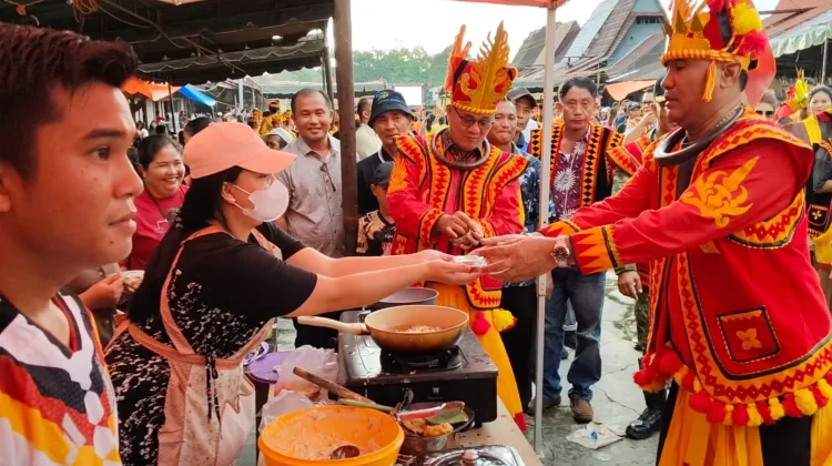 Momen Bupati dan Wabup Nisel Kunjungi Stan UMKM di Maniamolo Fest 2026