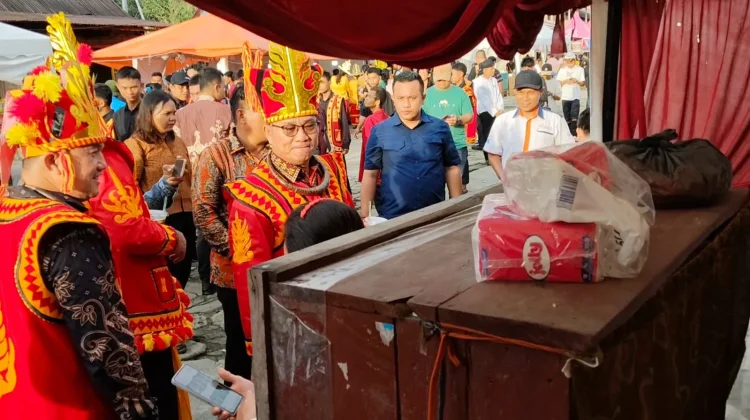Momen Bupati dan Wabup Nisel Kunjungi Stan UMKM di Maniamolo Fest 2026