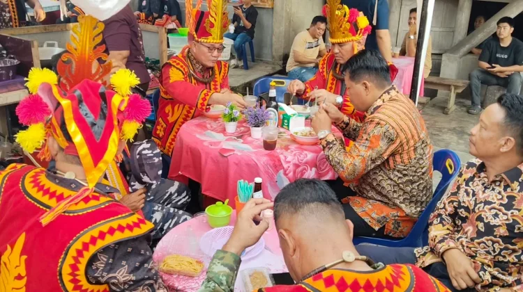 Momen Bupati dan Wabup Nisel Kunjungi Stan UMKM di Maniamolo Fest 2026