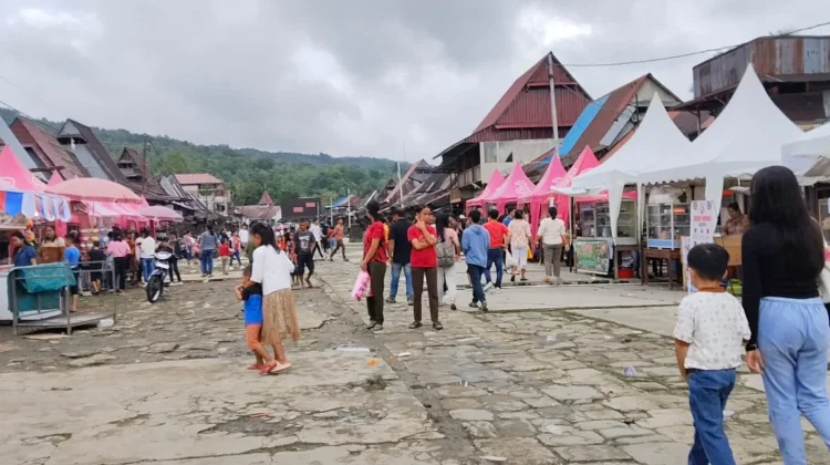 Momen Bupati dan Wabup Nisel Kunjungi Stan UMKM di Maniamolo Fest 2026