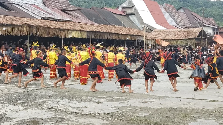 Atraksi Budaya pada Penutupan Maniamolo Fest 2026