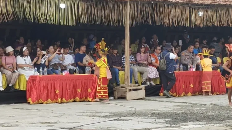 Atraksi Budaya pada Penutupan Maniamolo Fest 2026