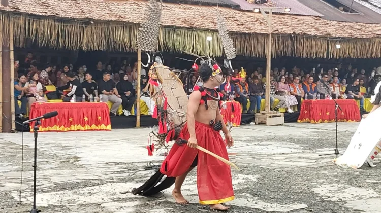 Karnaval Busana Kreasi Nias di Penutupan Maniamolo Fest 2026