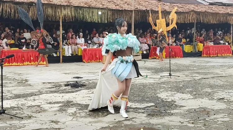 Karnaval Busana Kreasi Nias di Penutupan Maniamolo Fest 2026