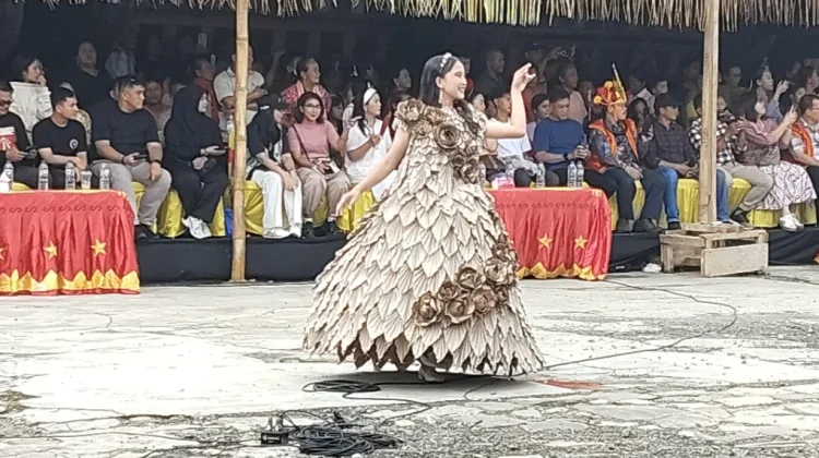 Karnaval Busana Kreasi Nias di Penutupan Maniamolo Fest 2026