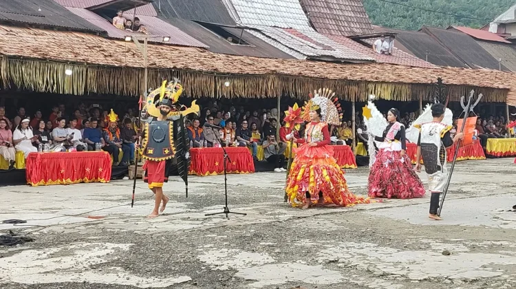 Karnaval Busana Kreasi Nias di Penutupan Maniamolo Fest 2026