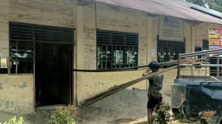 Rehab Tiga Gedung SMP di Nisel Melalui Karya Bakti TNI Terus Berlanjut