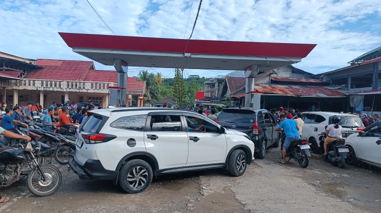 Antrian Panjang Terjadi di SPBU KM. 1 Telukdalam akibat Pompa Rusak