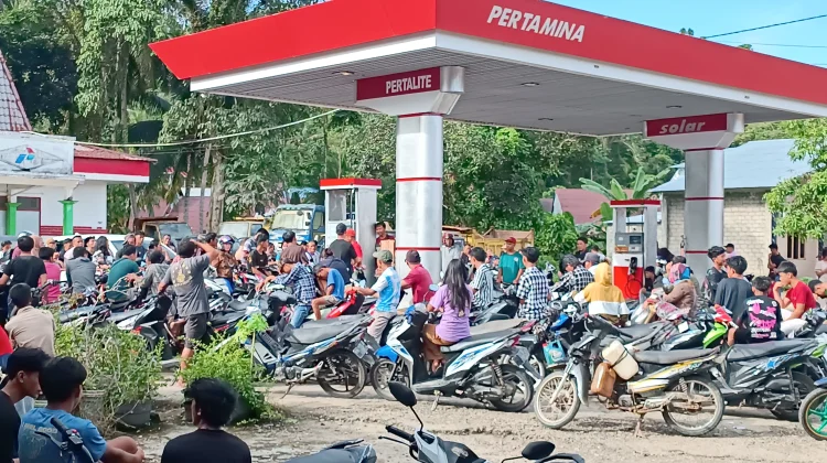 Antrian Panjang Terjadi di SPBU KM. 1 Telukdalam akibat Pompa Rusak
