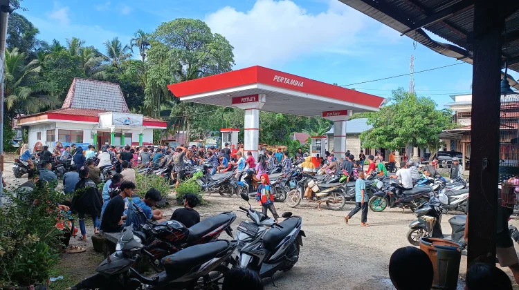 Antrian Panjang Terjadi di SPBU KM. 1 Telukdalam akibat Pompa Rusak
