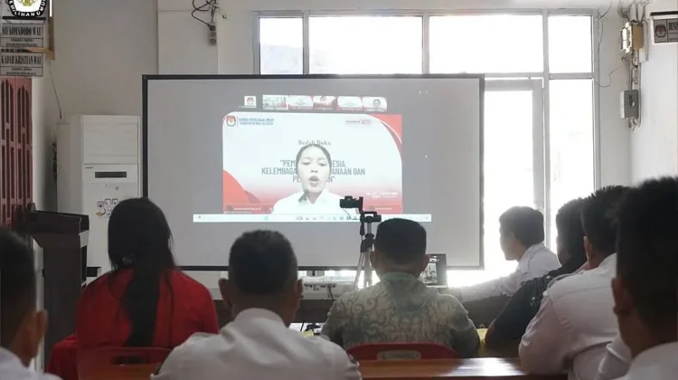 KPU Nisel Laksanakan Bedah Buku Terkait Pemilu dan Pemilihan Tahap I