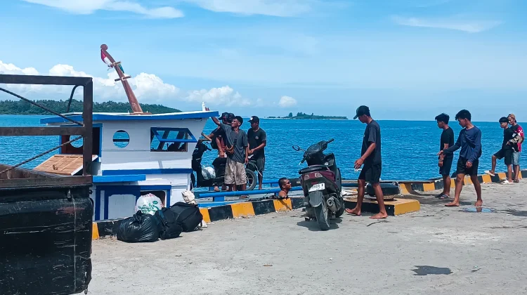 Aktivitas Pelabuhan Sirombu Nias Barat