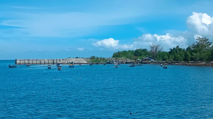 Aktivitas Pelabuhan Sirombu Nias Barat