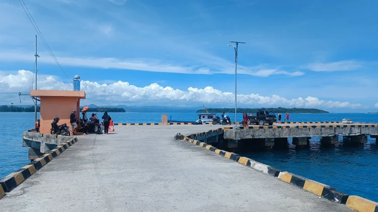 Aktivitas Pelabuhan Sirombu Nias Barat