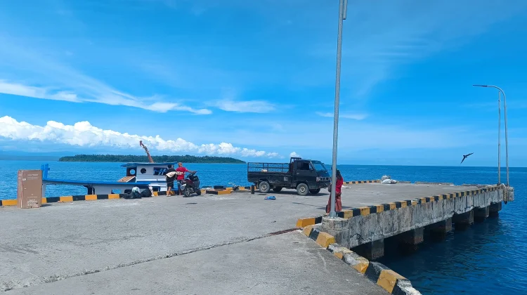 Aktivitas Pelabuhan Sirombu Nias Barat