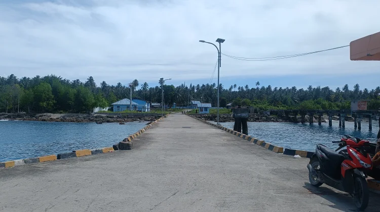 Aktivitas Pelabuhan Sirombu Nias Barat