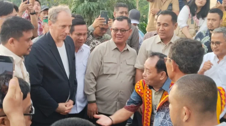 Antusiasme Warga Fanayama Sambut Gubsu dan Dubes Prancis di Bawomataluo